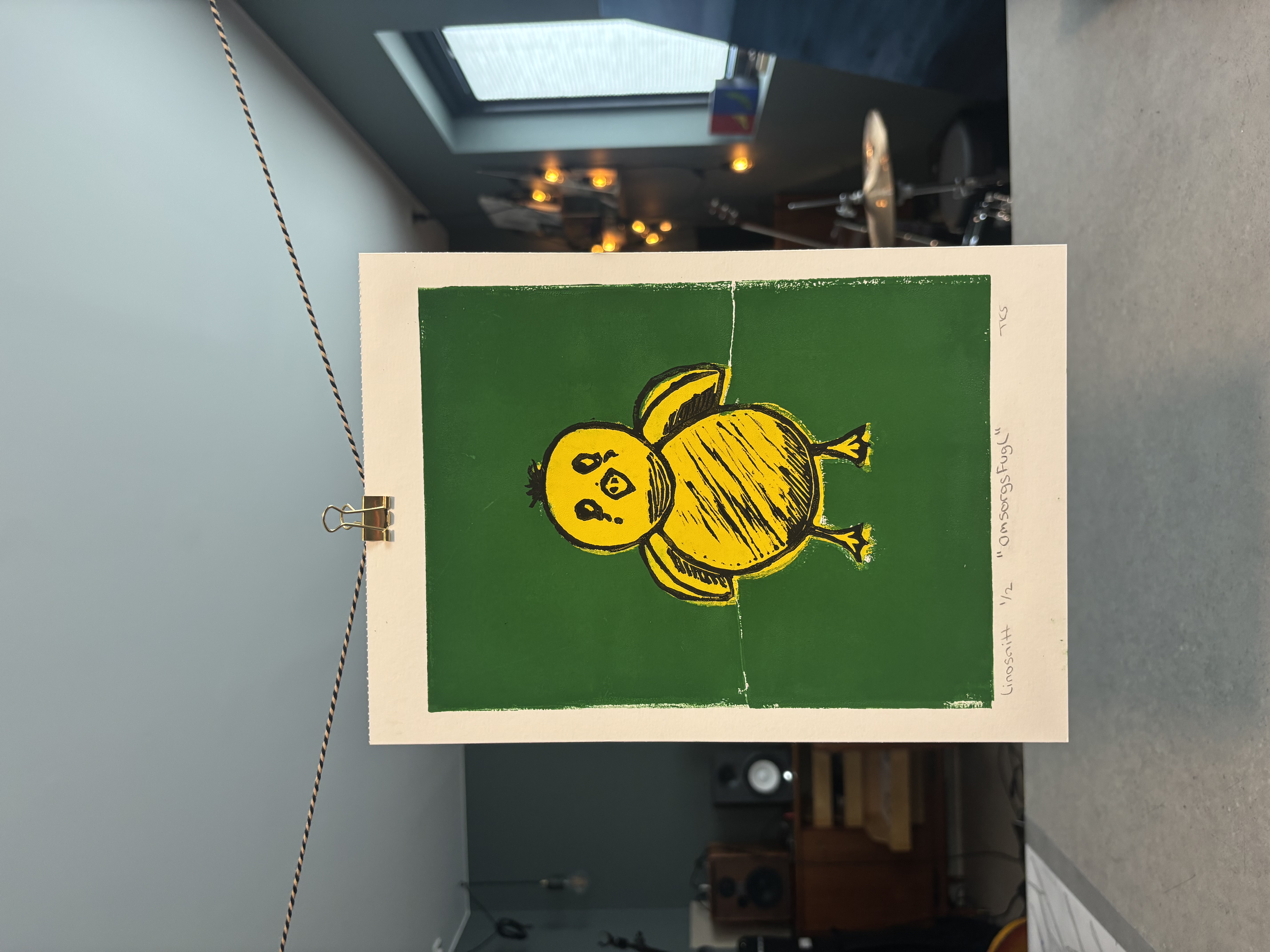 Omsorgsfugl — lino print on green